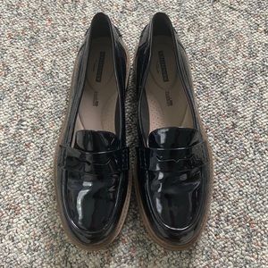 clark black patent leather loafers SIZE: 8 1/2